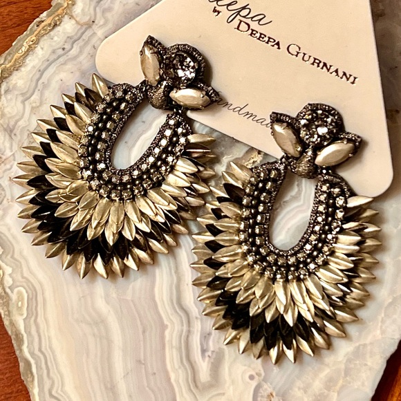 🌺🎉HP🎉🌺 NWT Deepa Gurnani Crystal Lotus Petal Chandeliers - Picture 12 of 16